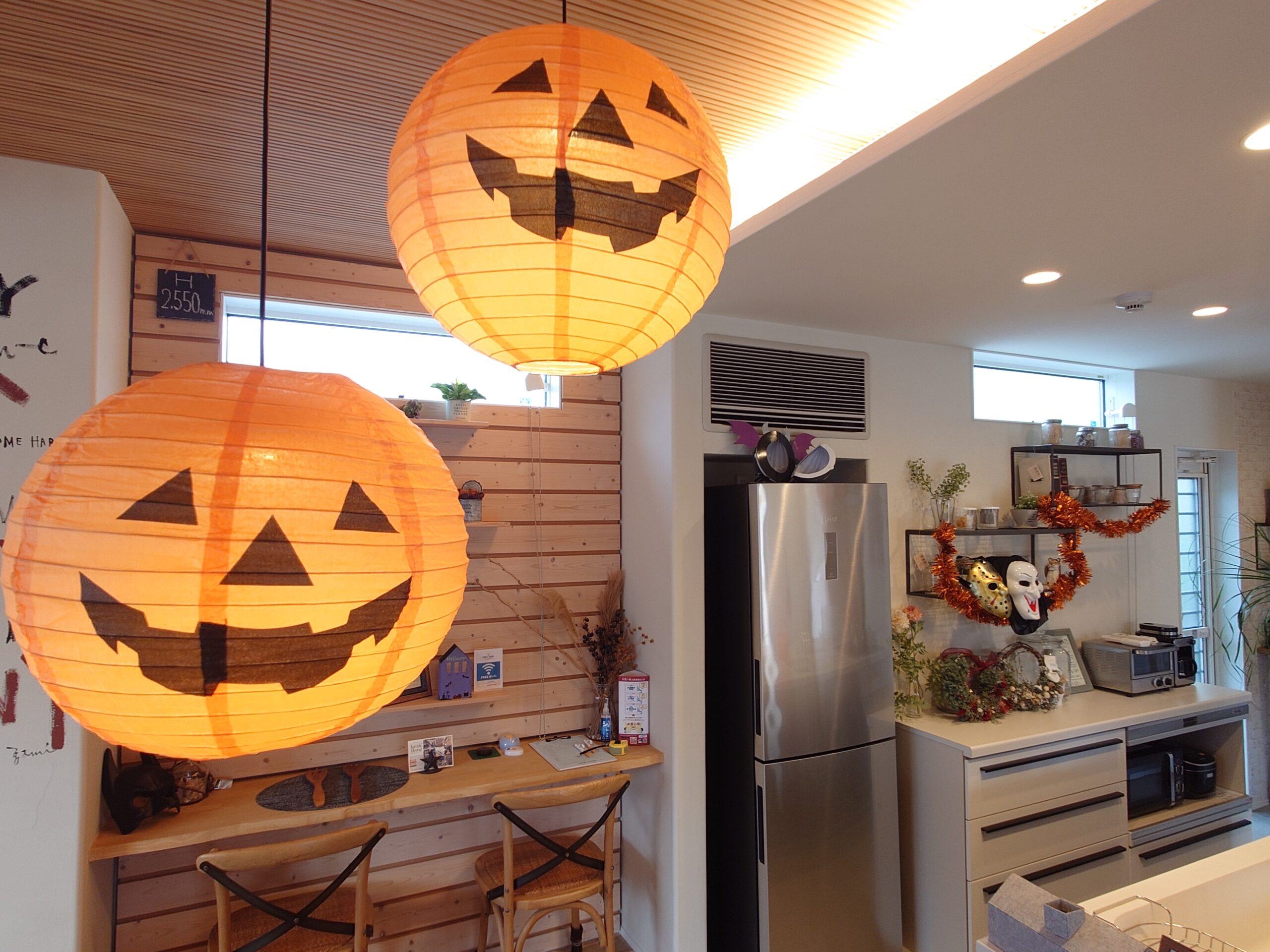 ハロウィンの飾り付けを行いました！